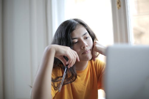 黄色衬衫深思的女人的照片 · 免费素材图片