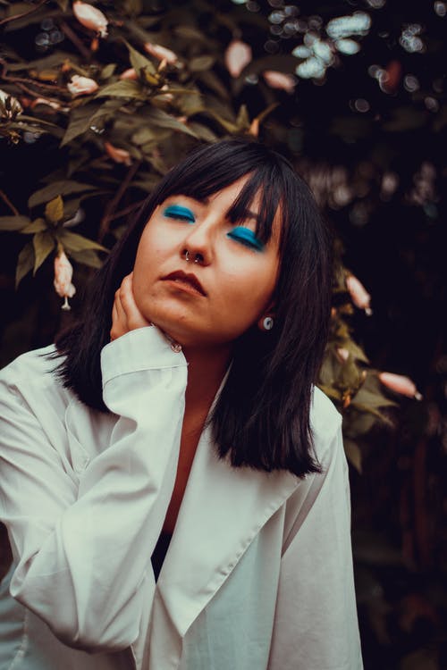 白色长袖衬衫的女人 · 免费素材图片