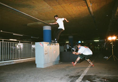 摄影师在滑板上拍一张男人的照片 · 免费素材图片