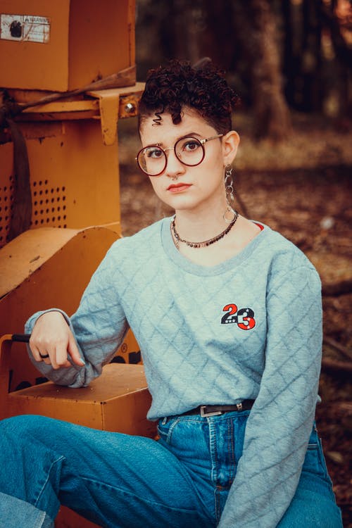 穿黑框眼镜的灰色毛衣的女人 · 免费素材图片