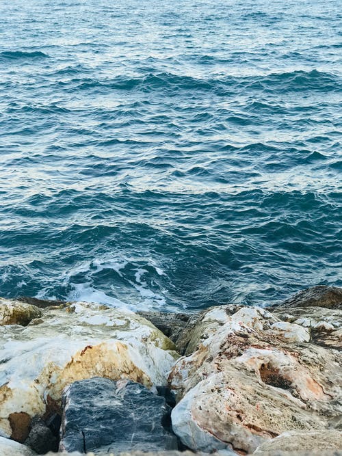 岩质海岸用清水洗净 · 免费素材图片