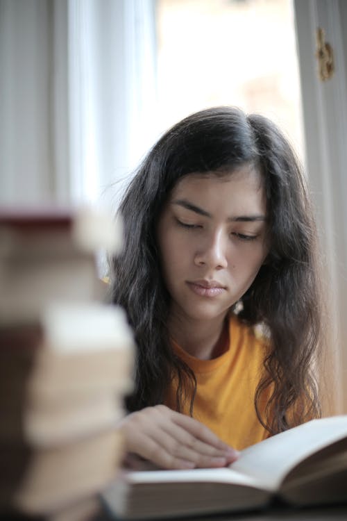 黄色衬衫看书的女人 · 免费素材图片