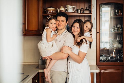 性格开朗的家人一起站在厨房 · 免费素材图片