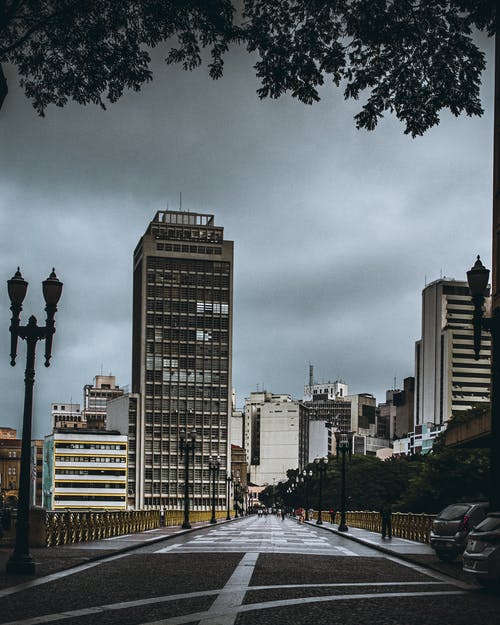 现代城市的街道与摩天大楼 · 免费素材图片