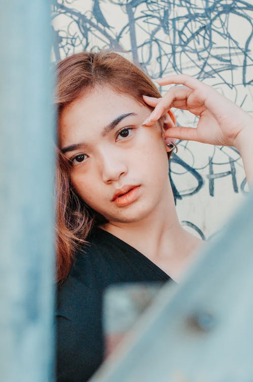 冷静看着照相机的年轻少女 · 免费素材图片