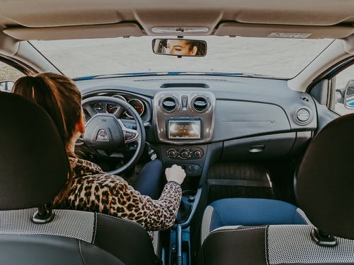 女人开车沿着现代汽车 · 免费素材图片