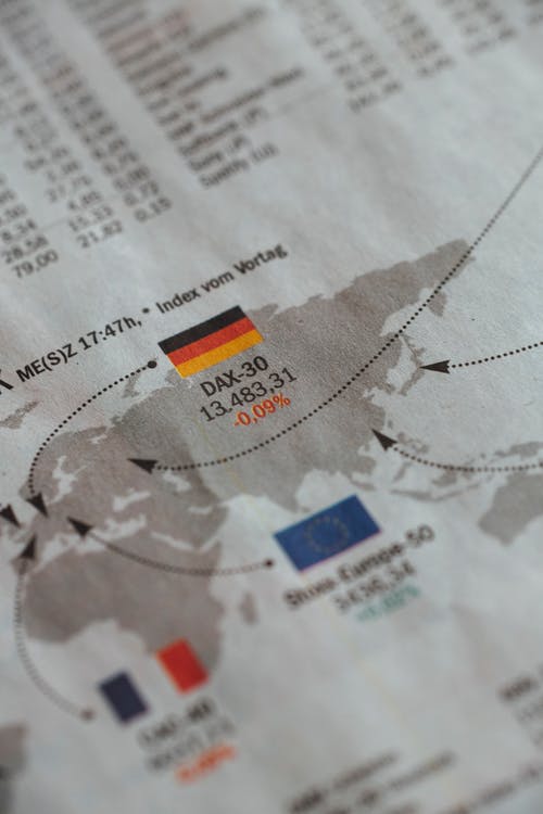 德国欧盟和法国在报纸上的标志 · 免费素材图片