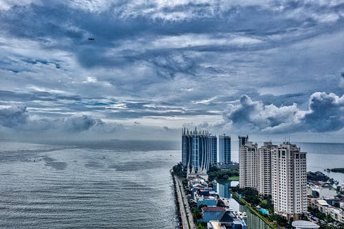 多云的天空下的城市天际线 · 免费素材图片