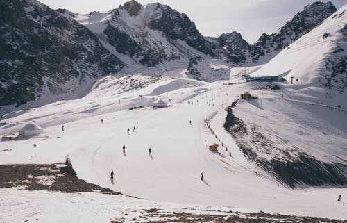 雪山上的人 · 免费素材图片