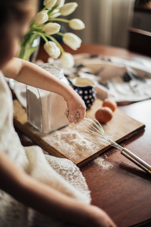 女孩玩面粉的照片 · 免费素材图片