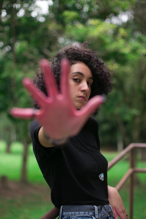 黑色圆领t恤的女人 · 免费素材图片