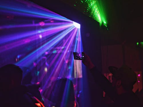 在霓虹灯的夜总会里跳舞的人 · 免费素材图片