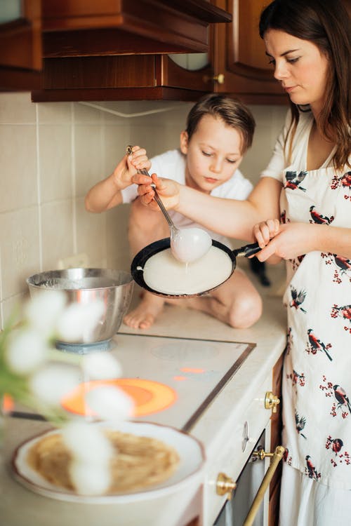 母亲和儿童准备薄饼 · 免费素材图片