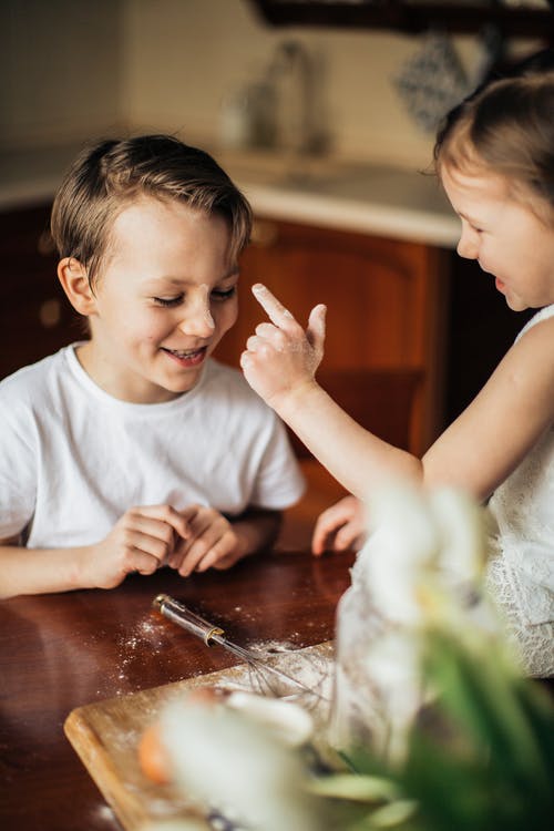 孩子们玩面粉的照片 · 免费素材图片