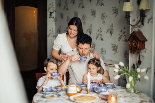 幸福的家庭，在家里一起喝茶 · 免费素材图片