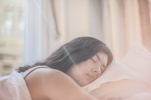 女人睡觉的照片 · 免费素材图片