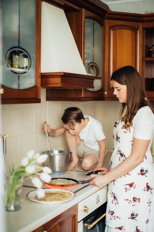女人用电炉做饭的照片 · 免费素材图片