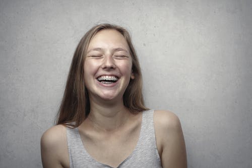 灰色背心笑的女人 · 免费素材图片