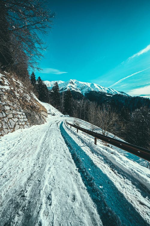 积雪覆盖的道路，在蓝蓝的天空下 · 免费素材图片
