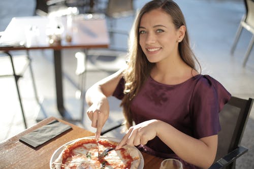 紫色顶部吃披萨的女人 · 免费素材图片