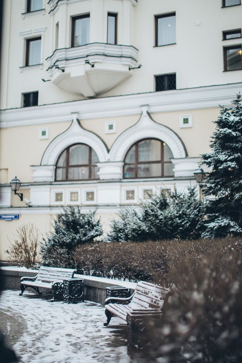 广场与人行道和长凳在冬天 · 免费素材图片