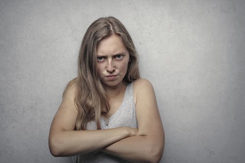灰色背心看起来愤怒的女人 · 免费素材图片