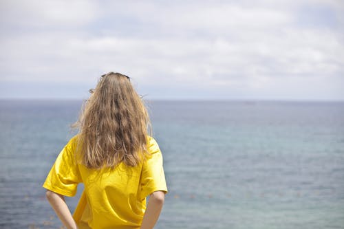 黄色t恤的女人 · 免费素材图片