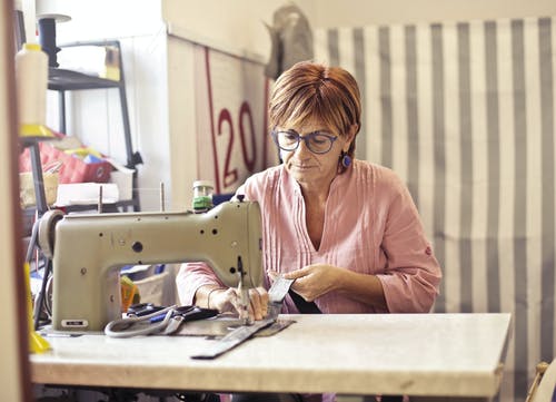 使用缝纫机的女人的照片 · 免费素材图片