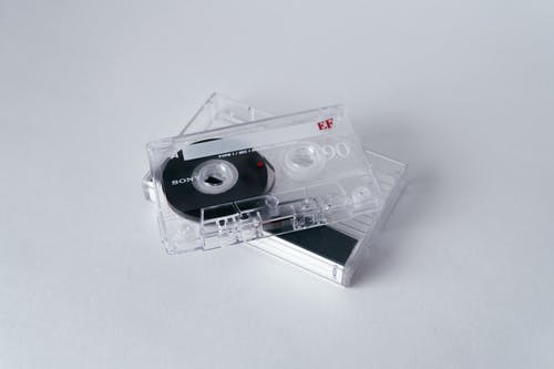 白色背景上的白色盒式磁带 · 免费素材图片