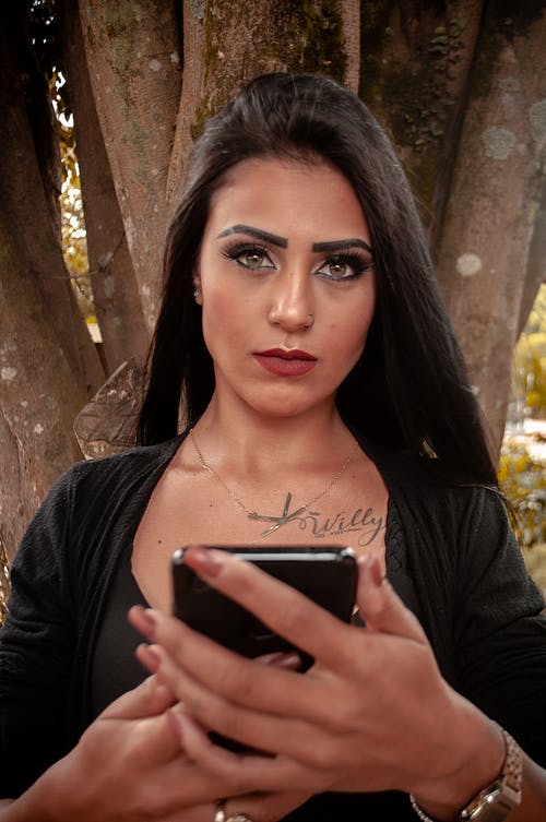 在自然中的手机的性感黑发 · 免费素材图片