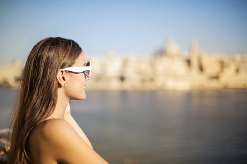 女人穿着白色镜框的太阳镜 · 免费素材图片
