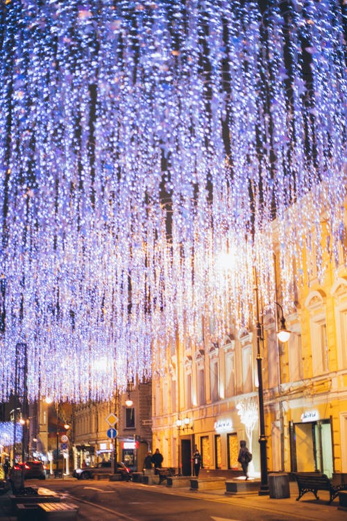 晚上在城市街道上的圣诞节照明 · 免费素材图片