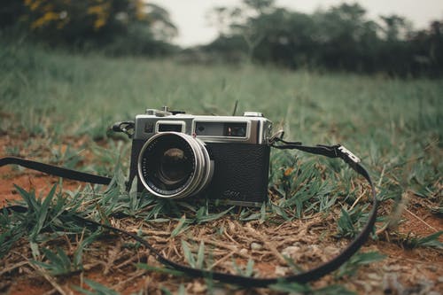 在农村的草地上的复古相机 · 免费素材图片
