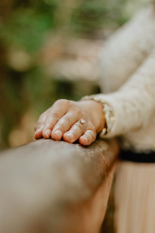 订婚戒指的人的手 · 免费素材图片