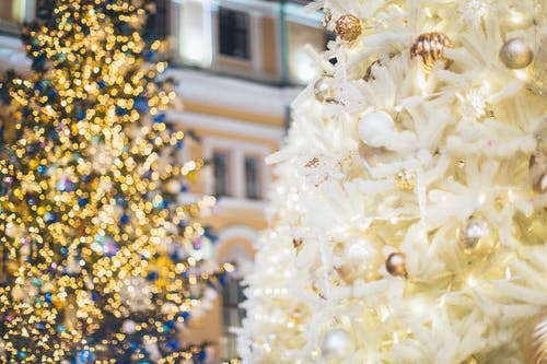 白色和金色圣诞树与黄色灯串 · 免费素材图片