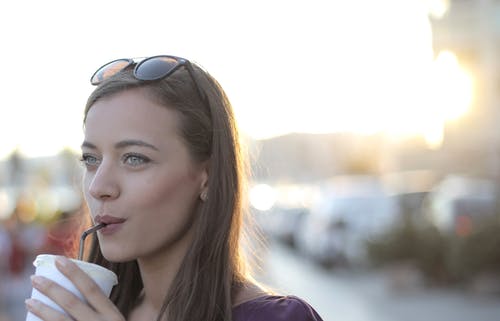 女人喝的浅焦点照片 · 免费素材图片