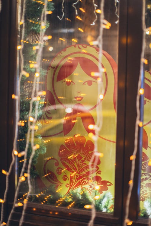 大型着名俄罗斯嵌套娃娃在商店展示 · 免费素材图片