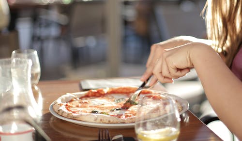 切片披萨的人 · 免费素材图片
