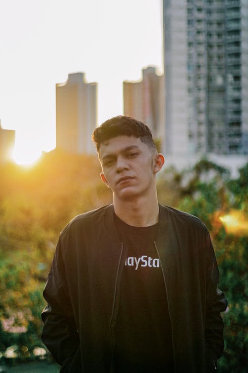 黑色圆领t恤的男人 · 免费素材图片