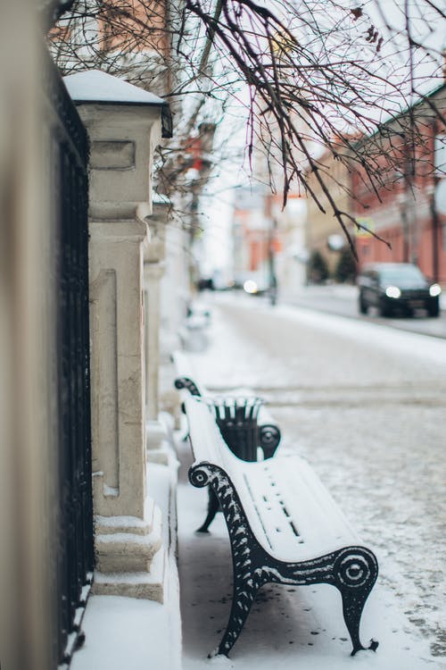 人行道上的积雪的长凳 · 免费素材图片
