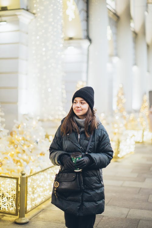黑色针织帽和黑色外套的女人 · 免费素材图片