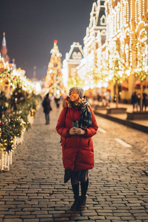 红色夹克站在人行道上的女人 · 免费素材图片