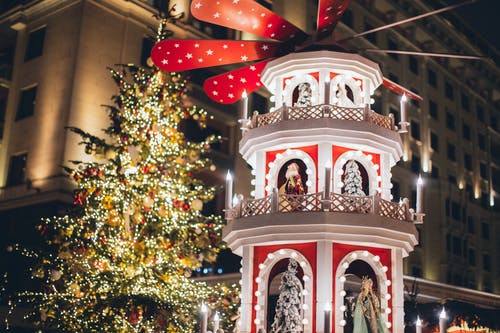 夜城的发光的圣诞树和装饰 · 免费素材图片