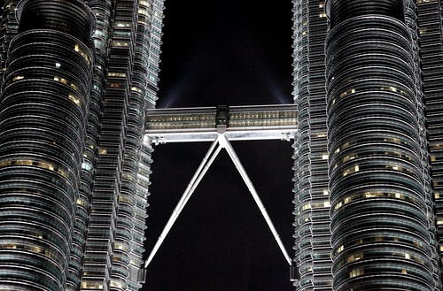 在晚上的双高层塔 · 免费素材图片