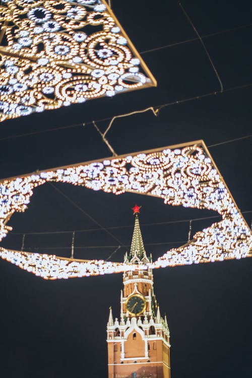 节日之夜对克里姆林宫在红场的新年灯装饰 · 免费素材图片
