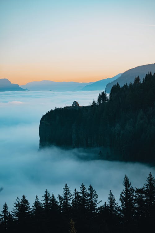 如画的风景，山上风景如画的日子，在大雾天 · 免费素材图片