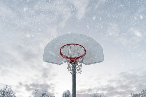 下雪时篮球篮的照片 · 免费素材图片