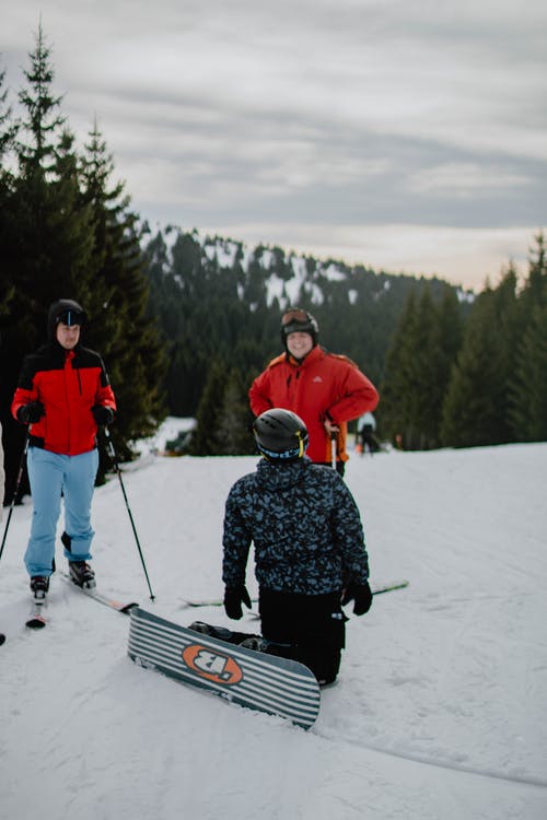 朋友在冬天花时间与滑雪板和滑雪板一起 · 免费素材图片