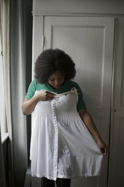 适合她的白色连衣裙的女人的照片 · 免费素材图片