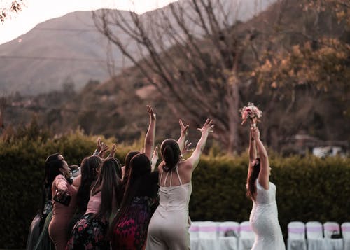 女人向伴娘扔花束 · 免费素材图片